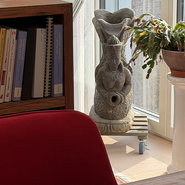 Praxis für Astrologie in Uerikon. Innenraum mit Skulptur