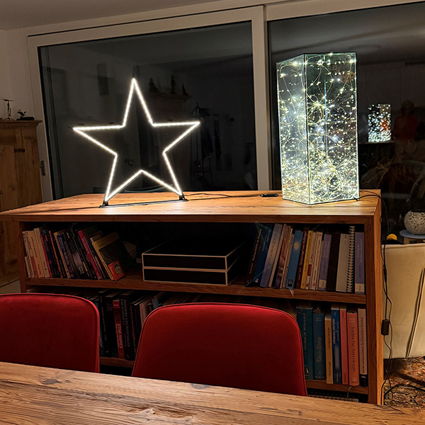 Astrologische Beratung Praxis in Uerikon. Leuchtender Stern auf Holzkommode